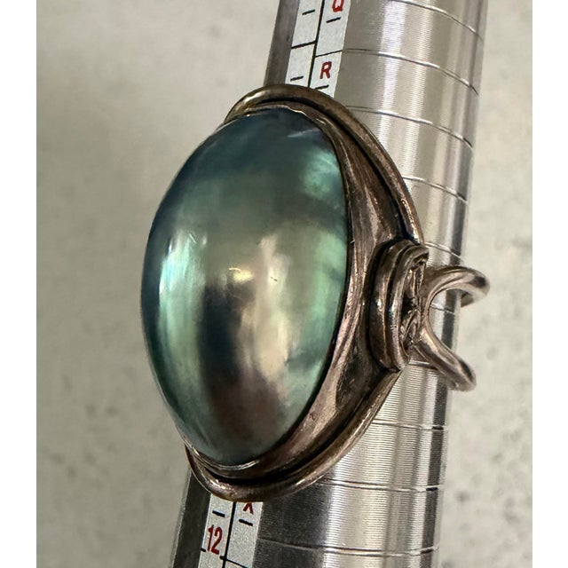 Metal 1990s Blue Gray Mabe Pearl Ring in Sterling 1 Inch X 3/4 Inch Vintage Size 11 For Sale - Image 7 of 7