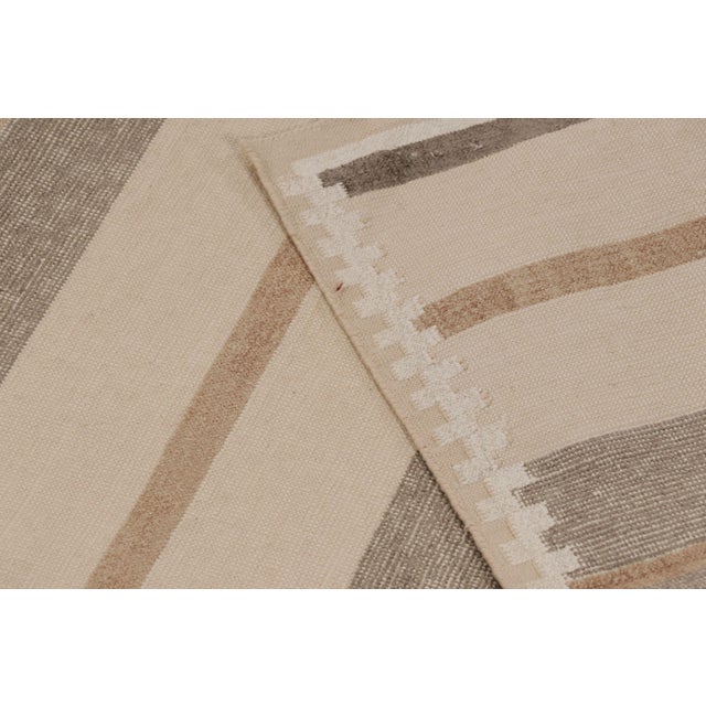 Textile Rug & Kilim’s Contemporary Dhurrie Rug in Brown Geometric Stripes For Sale - Image 7 of 9