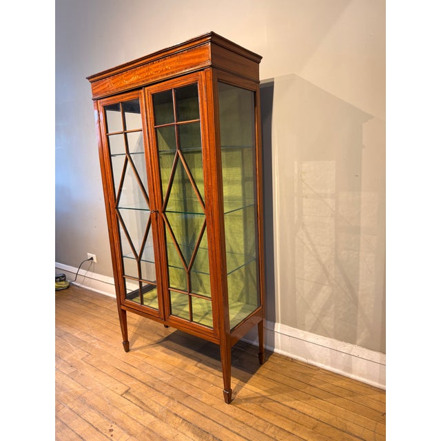 19th Cantury Sheraton-Style Mahogany Inlaid Curio Cabinet For Sale - Image 4 of 10
