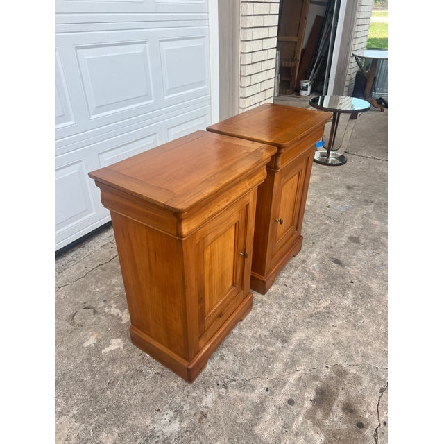 French French 19th Century Louis Philippe Pair of Walnut Nightstands, Pair For Sale - Image 3 of 12