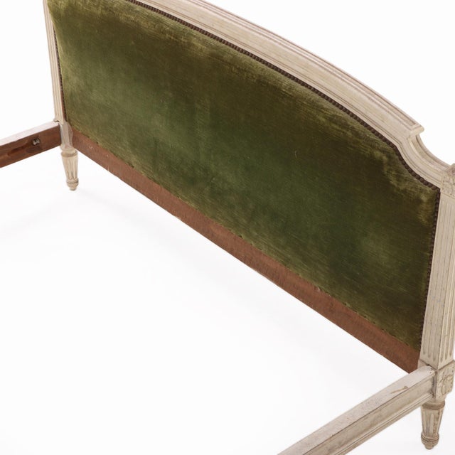 A French Louis XVI Style Painted Full-Size Bed, C. 1940. For Sale In Philadelphia - Image 6 of 8