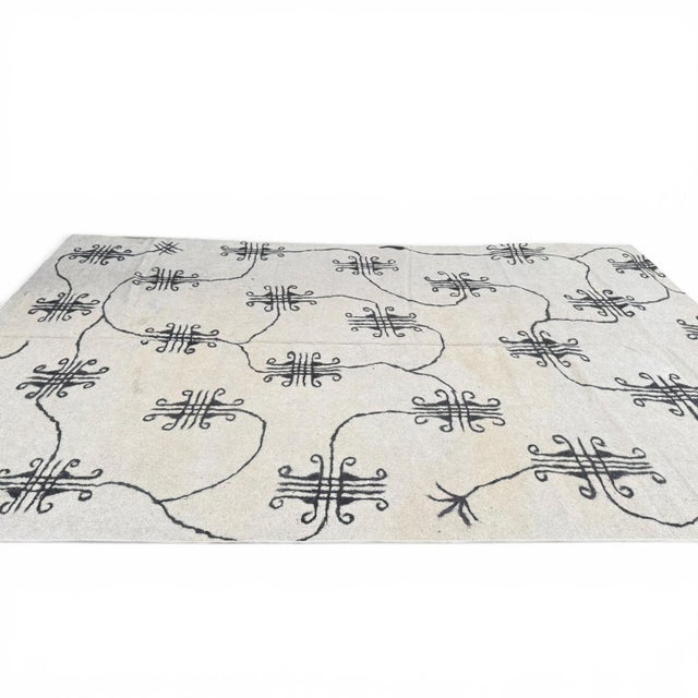 1980s Modern Central Asian Felt Rug | Black Tribal Motif | 10x15 For Sale - Image 5 of 6