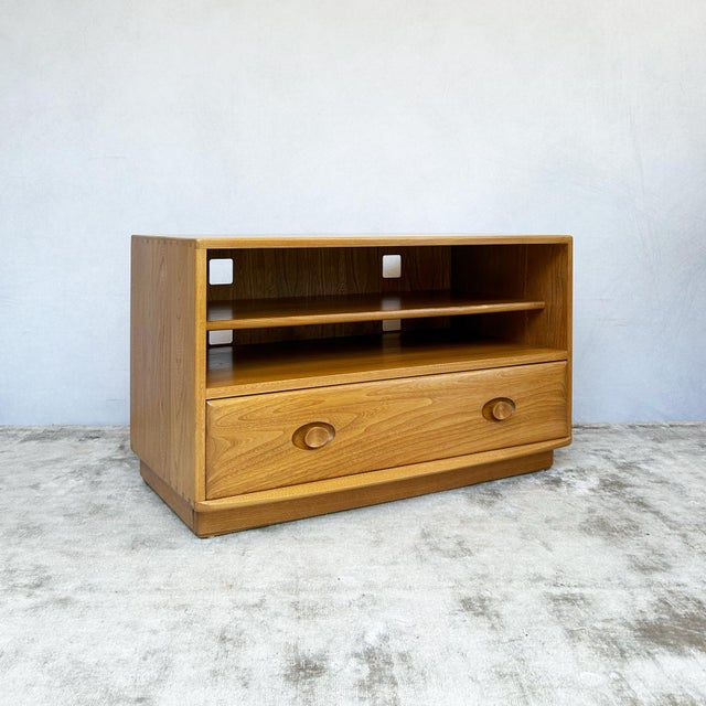 Windsor Elm Media Unit by Lucian Ercolani for Ercol, 1990s For Sale - Image 12 of 17