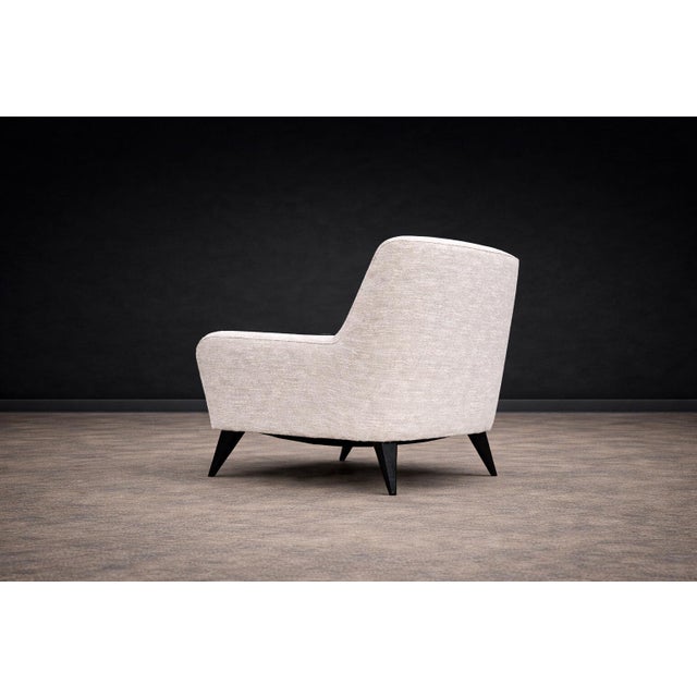 Joaquim Tenreiro Pair of Armchairs in Hardwood & Off White Upholstery, Joaquim Tenreiro, 1950s For Sale - Image 4 of 9