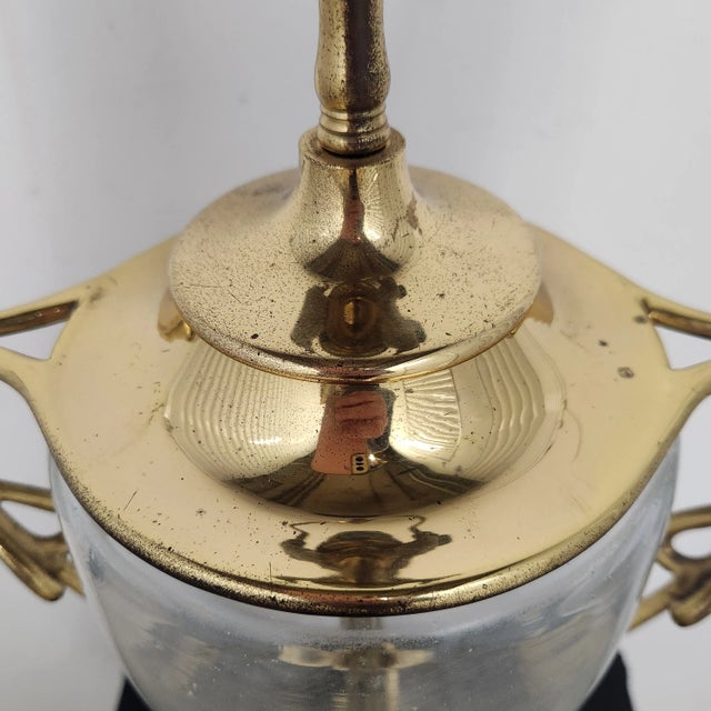 Vintage Chapman Brass & Seeded Glass Urn Table Lamp – 1980s For Sale In Chicago - Image 6 of 9