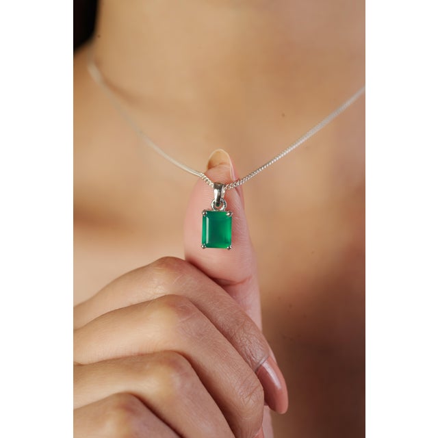 Featuring a 6×8 mm octagon-cut onyx gemstone weighing 1.46 carats, crafted with a lightweight feel of 0.872 grams, this...