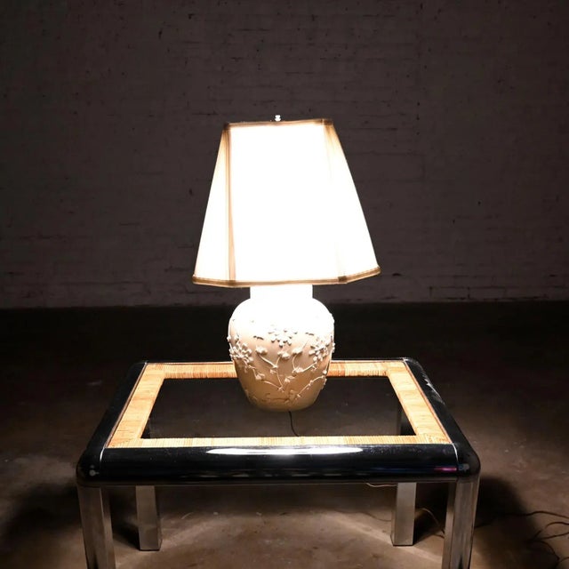 Vintage Chinoiserie Latte Color Ginger Jar Lamp With Frosting Design & Pleated White Fabric Shade For Sale - Image 6 of 13