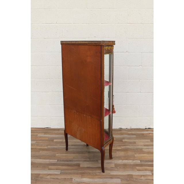 19th Century French Louis XV Vitrine Curio Cabinet With Marble Top & Ormolu For Sale - Image 17 of 18