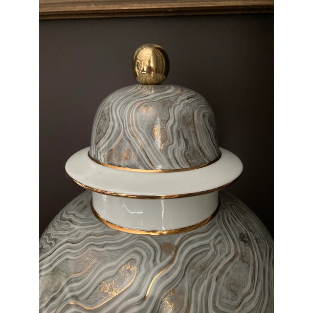 Chelsea House Marbled Gray Porcelain Lidded Urn With Gold Highlights, 2010s For Sale In Richmond - Image 6 of 12
