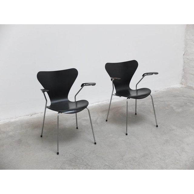 Classic model ‘3207’ armchair designed by Arne Jacobsen for Fritz Hansen in 1955. Early production from 1980. In good...