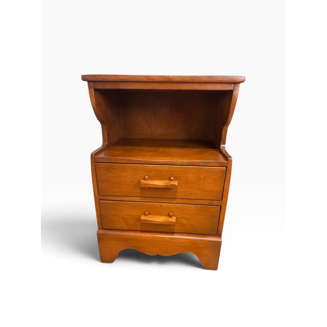 Amber Refinished Cushman Colonial Creations Nightstand/Russet Maple Bedside Table | Vintage Open Shelf Farmhouse 2-Drawer End Table For Sale - Image 8 of 11