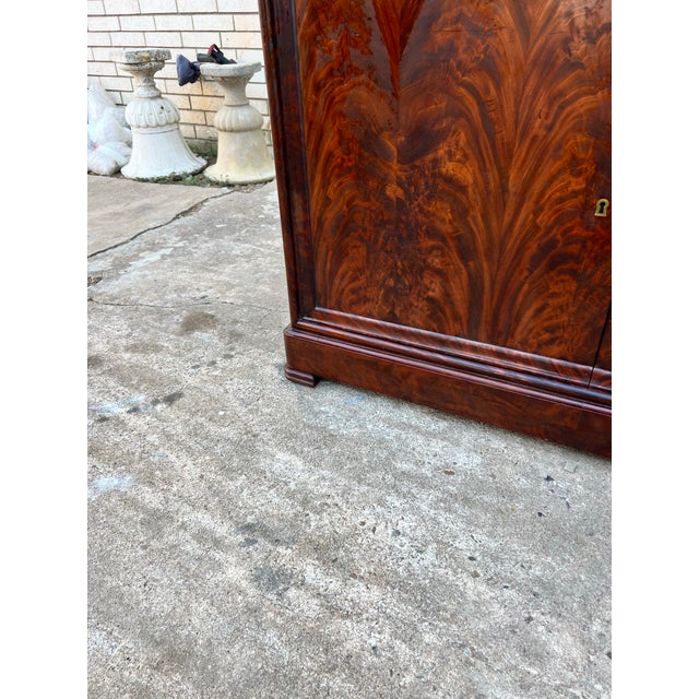 Louis Philippe French 19th Century Louis Philippe Carrara Marble Top Flame Mahogany Buffet For Sale - Image 4 of 12