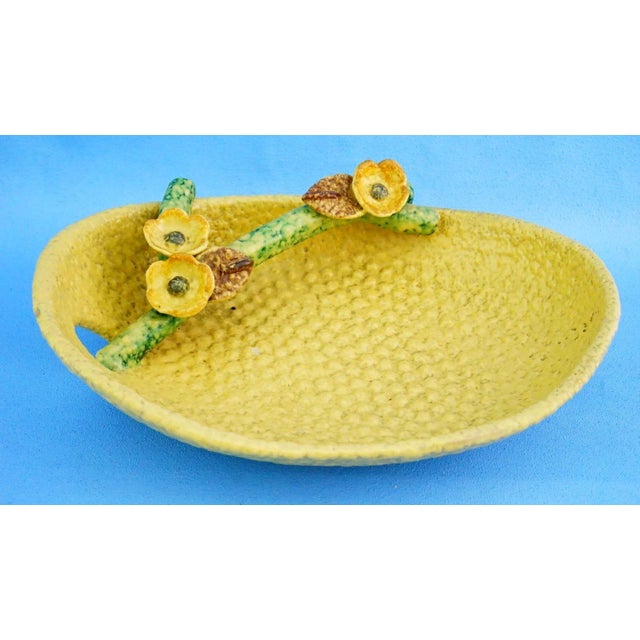 MEASUREMENTS: Height: 8.3 cm; Width: 28 cm; Depth: 20.5 cm; Weight: 0.897 kg Item : A stunning elliptical tray in glazed...