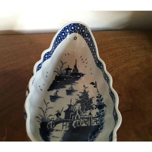 Ceramic 18th Century English George III Worcester Porcelain Sauce Boat For Sale - Image 7 of 11