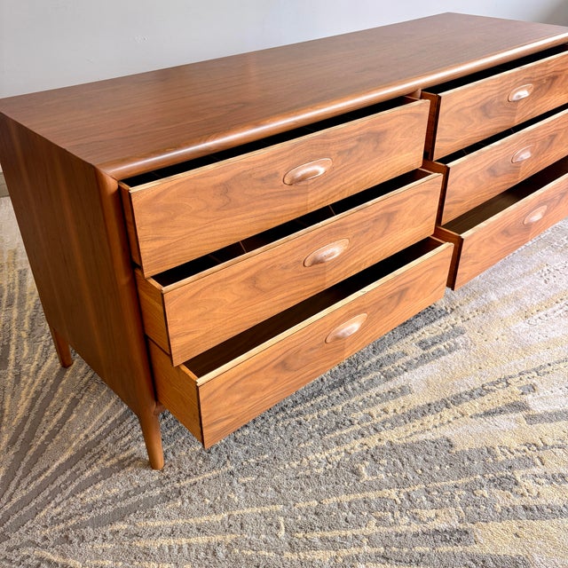 Widdicomb 1960s Freshly Refinished Widdicomb Mid-Century Modern 6-Drawer Walnut Dresser – MCM Beauty! For Sale - Image 4 of 9
