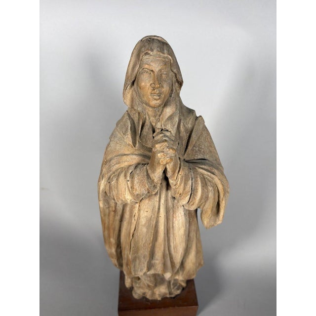 16th Century 16th-century wooden sculpture of the Virgin Mary in prayer For Sale - Image 5 of 9
