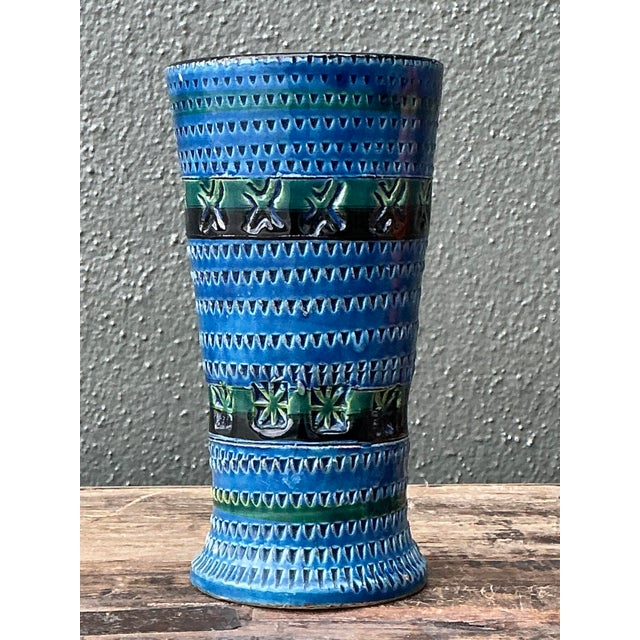 This exceptional vintage studio pottery vase is a masterclass in Mid-Century Modern design, echoing the iconic aesthetic...