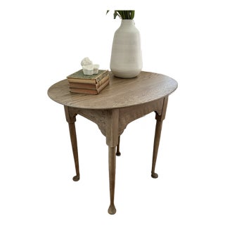 Vintage Queen Anne Style Refinished Oval Tiger Oak Side Table With Cabriole Legs and Scalloped Skirt For Sale