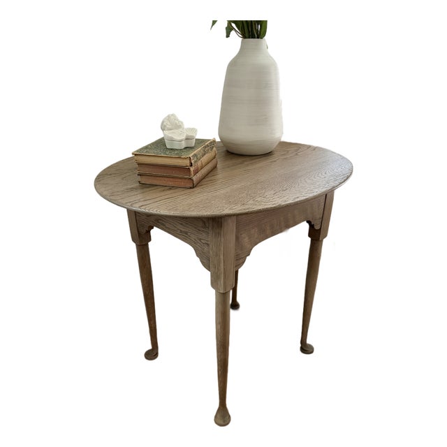 Vintage Queen Anne Style Refinished Oval Tiger Oak Side Table With Cabriole Legs and Scalloped Skirt For Sale
