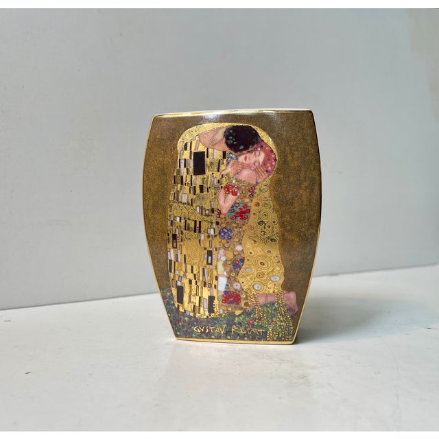 Decorative porcelain vase transfer-printet with permission with Gustav Klimt's Iconic motif ' Der Kuss' from 1908....