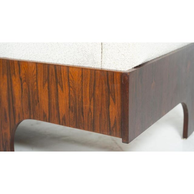 Mid-Century Oriolo Sofa in Wood and White Fabric attributed to Claudio Salocchi for Sormani, 1960 For Sale - Image 9 of 18