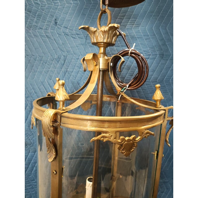 Late 20th Century French Louis XV Style Brass & Curved Glass Hall Lantern Chandelier For Sale - Image 4 of 5