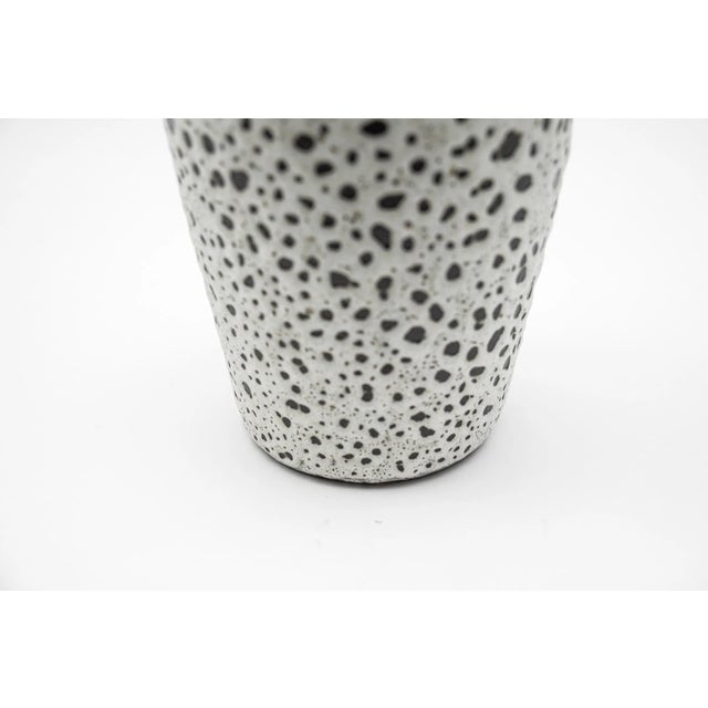 White & Black Studio Ceramic Vase by Wilhelm & Elly Kuch, Germany, 1960s For Sale - Image 4 of 7