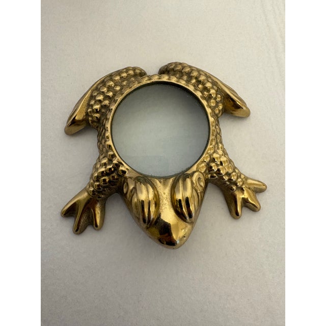 Bring a touch of charm to your workspace with this mid-century, vintage figural brass frog magnifiying glass/paperweight....