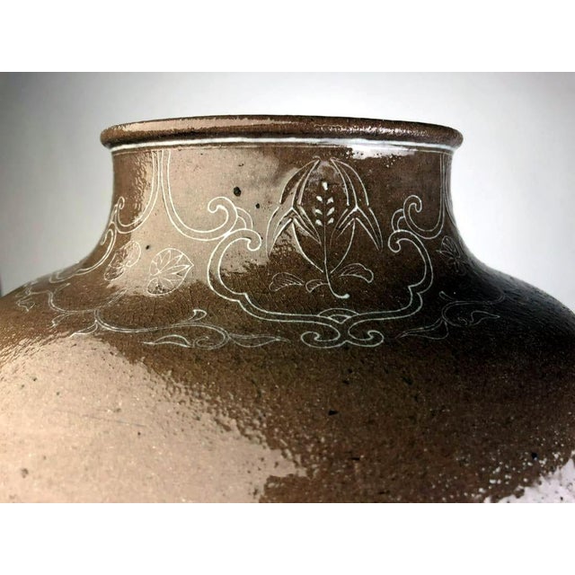 Rare Large Vase with White Slip Inlay Makuzu Kozan Meiji Period For Sale In Atlanta - Image 6 of 8