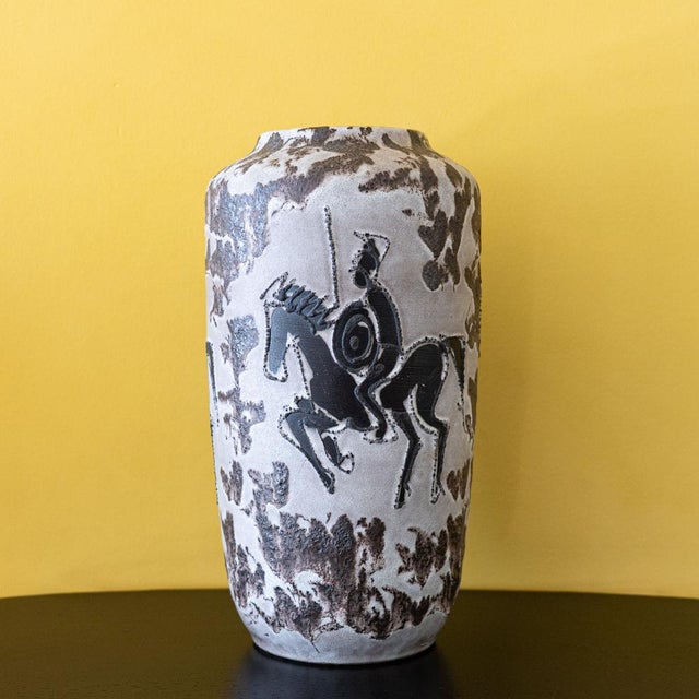 Experience the power of movement and symbolism with the Scheurich 517-38 vase. This iconic piece features a captivating...