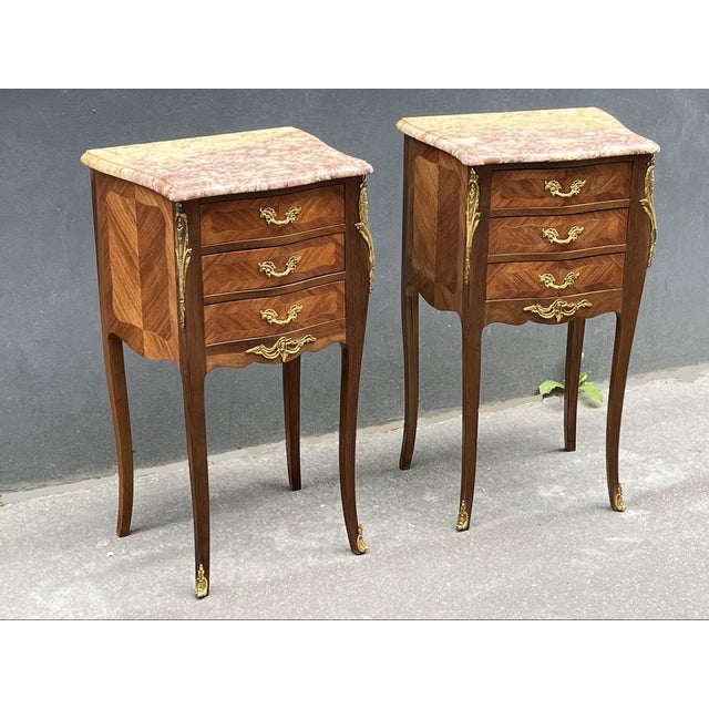 Wood 1940s Pair of French Louis XV Style Rosewood Side Tables Nightstands. For Sale - Image 7 of 7