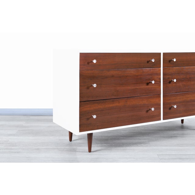 Glenn of California Mid-Century Walnut and Lacquered Dresser by Milo Baughman for Glenn of California, 1950s For Sale - Image 4 of 9