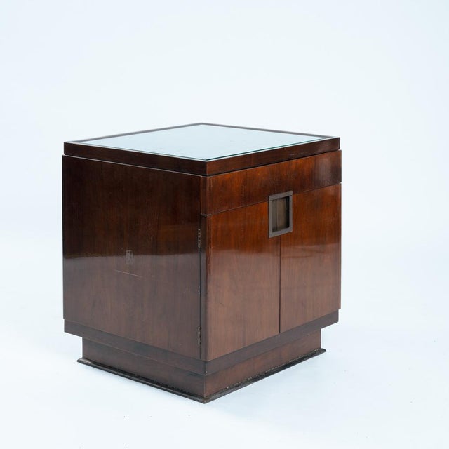 Metal Art Deco Baker Walnut Veneered Nightstands in Copper and Cut Glass Accents, 1950s, Set of 2 For Sale - Image 7 of 18