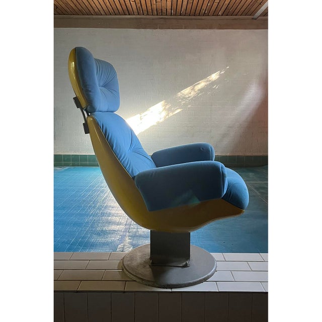 Cinema chair in bright colors; blue sof upholstery and yellow scale. Beautiful, colourful and playful design with an eye...