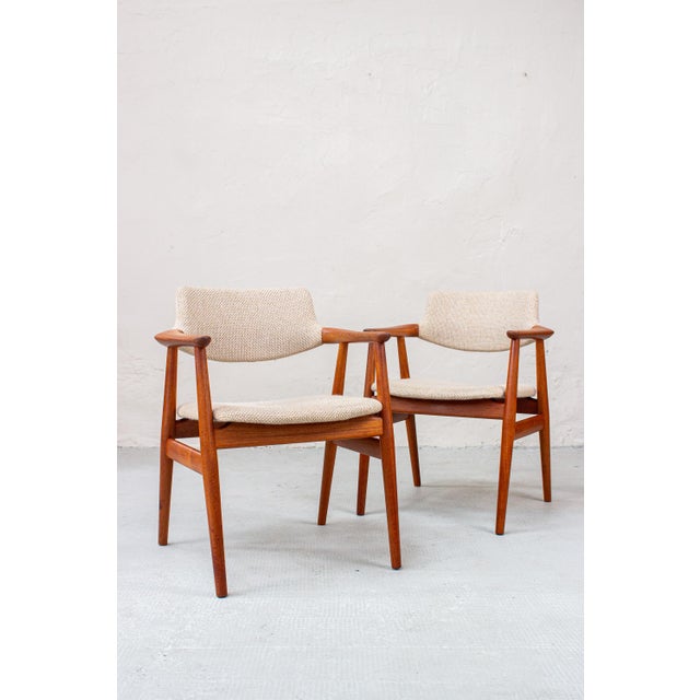 Two beautiful GM11 armchairs, designed by Erik Kirkegaard for Glostrup. The curved armrests are particularly striking,...