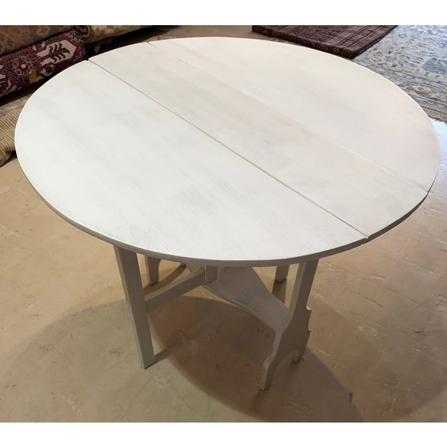 Vintage Whitewashed Drop-Leaf Round Accent Table in the Swedish Country Style For Sale In Los Angeles - Image 6 of 8