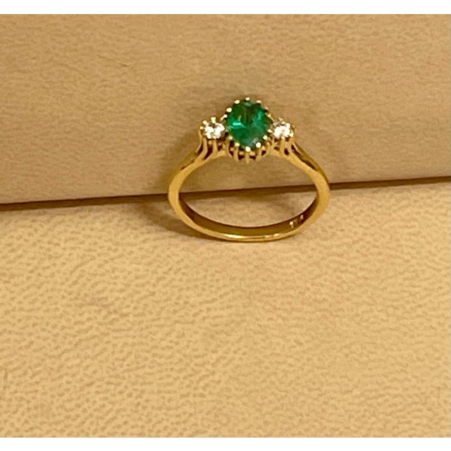 Traditional Oval Cut Emerald & Diamond Ring in 18 Karat Yellow Gold For Sale - Image 3 of 18