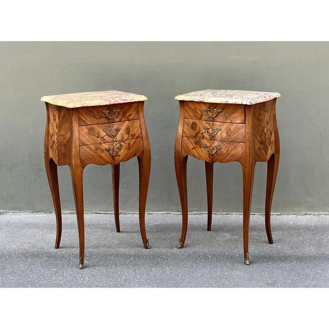 1940s Pair of French Louis XV Style Rosewood Side Tables Nightstands For Sale - Image 4 of 10