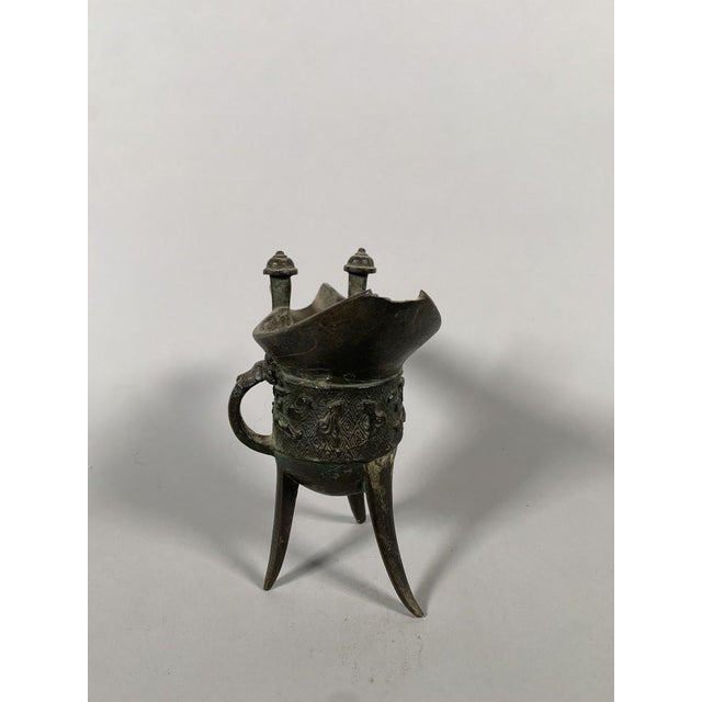 Bronze tripod cup "Jue", China, Ming dynasty (1368-1644) For Sale - Image 4 of 11