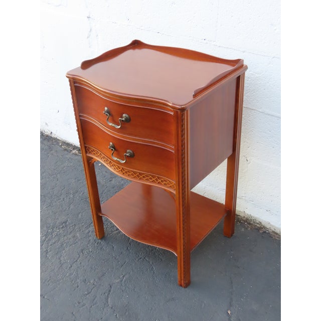 Traditional Wabash 1940s Tall Serpentine Front Mahogany Nightstand Side End Table 6458 For Sale - Image 3 of 18