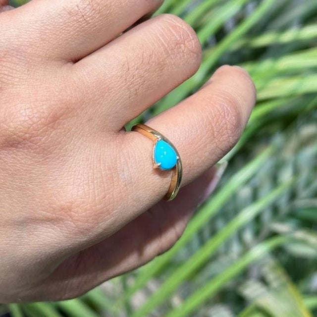 18k Yellow Gold Wavy Band Ring With Teardrop Cabochon Turquoise Size 5 For Sale In New York - Image 6 of 15