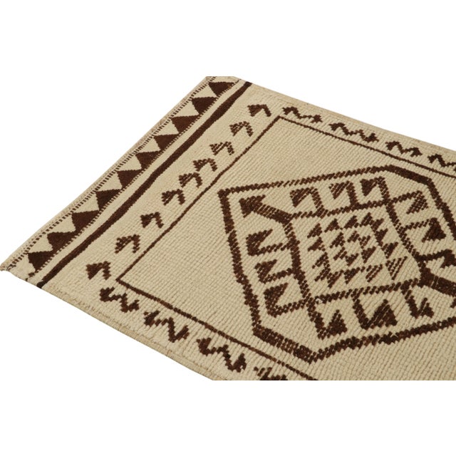 1950s Vintage Runner in Beige & Brown Tribal Pattern For Sale In New York - Image 6 of 8