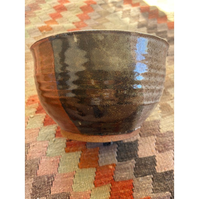 1970s Signed Ann Campbell Studio Pottery Serving Bowl – 8.5-9” Handmade Stoneware For Sale - Image 4 of 10