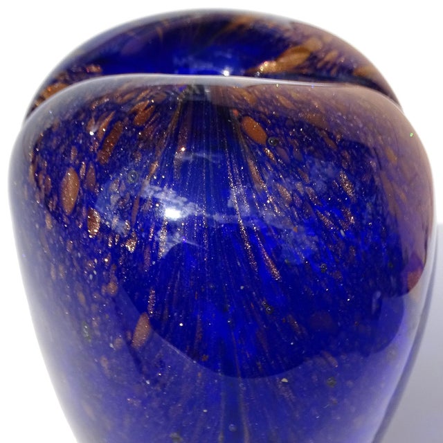 Studio Heart Shape Flower Vase Art Glass Sapphire Blue With Glittery Copper Aventurine Flecks For Sale In Orlando - Image 6 of 7