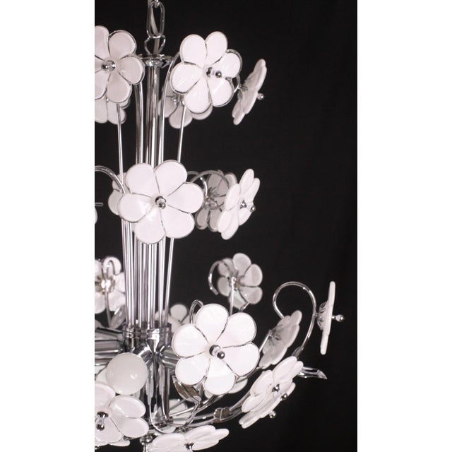 Vintage Murano glass chandelier full of white flowers. The chandelier has 5 light points. The structure is in silver bath,...