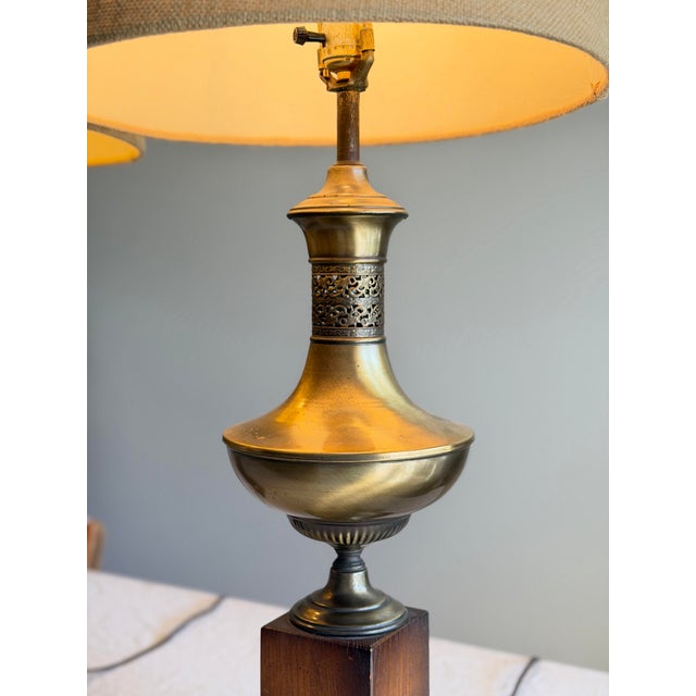 Maison Jansen 1970s Pair of Neoclassical Brass Urn Table Lamps on Wood Bases With Linen Shades in Style of Maison Jansen / James Mont For Sale - Image 4 of 12