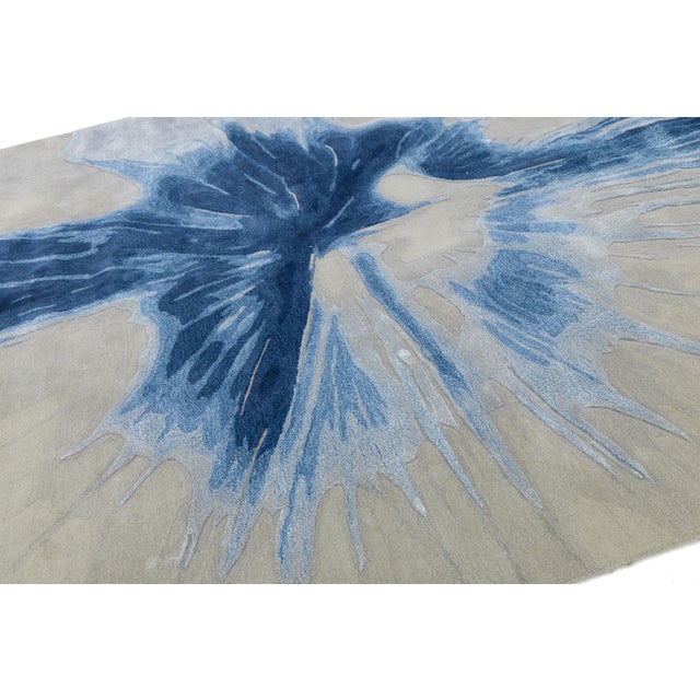 2020s Modern Abstract "Blue Splash" Hand-Tufted Wool & Viscose Area Rug – Grey & Navy For Sale - Image 5 of 10