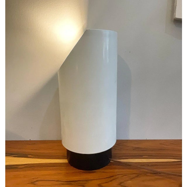 1960’s Gerald Thurston for Lightolier White Enameled Table Lamp For Sale In Los Angeles - Image 6 of 9