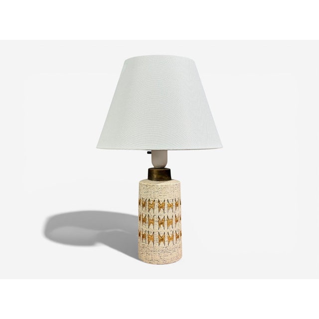 Bitossi, Italian Mid-Century Modern, Table Lamp, Chamotte Clay, Gold Leaf, Italy, 1960s A wonderful chamotte clay table...