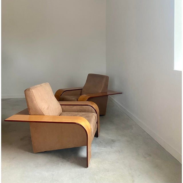 Wide maple lacquered frames and angular construction define these incredible lounge chairs. The original neutral ultra...